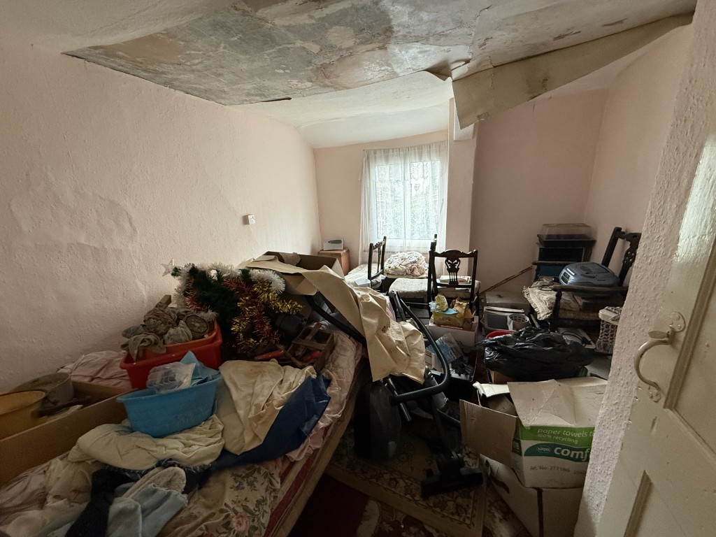Lot: 152 - TERRACED PROPERTY FOR COMPLETE REFURBISHMENT IN VILLAGE LOCATION - Bedroom 1